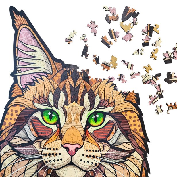 Wyjątkowe puzzle drewniane kot w zbliżeniu na precyzyjne laserowe cięcie elementów, Puzzle drewniane Leśny Kot w trakcie układania - zbliżenie na oczy kota i rozsypane elementy