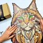 Układanie puzzli na stole jako relaksujące hobby dla dorosłych i starszych dzieci, Osoba układająca puzzle drewniane Leśny Kot - widać ręce i unikalne kształty elementów.