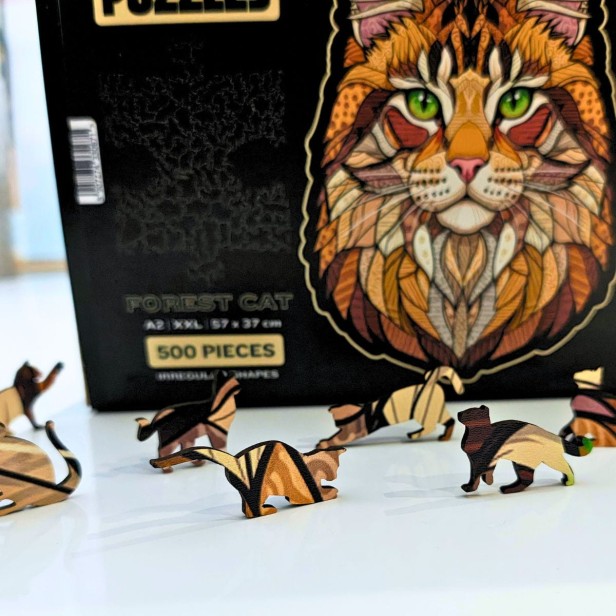 Zbliżenie na unikalne elementy puzzli drewnianych w kształcie kotów - figurki zwierząt na tle pudełka., puzzle dla dorosłych marka mruupruu, trudne puzzle drewniane