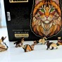 Zbliżenie na unikalne elementy puzzli drewnianych w kształcie kotów - figurki zwierząt na tle pudełka., puzzle dla dorosłych marka mruupruu, trudne puzzle drewniane