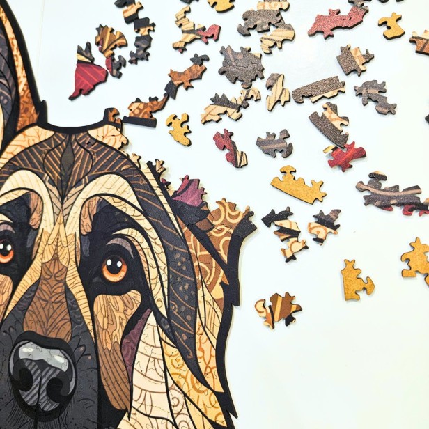 Zbliżenie na nieregularne elementy puzzli drewnianych Owczarek Niemiecki., puzzle dla dorosłych marka mruupruu, trudne puzzle drewniane