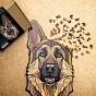 Puzzle drewniane Owczarek Niemiecki w trakcie układania - elementy wysypywane z pudełka., puzzle dla dorosłych marka mruupruu, trudne puzzle drewniane