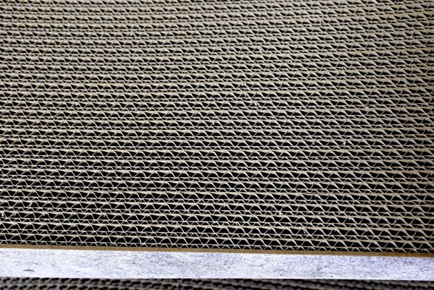 mega katzenkratzer , karton kratzer , grauer katzenkratzer , karton katzenkratzer , abmessungen des katzenkratzers 78 x 28 x 25 cm , hochwertiger grauer katzenkratzer , hochwertiger katzenkratzer