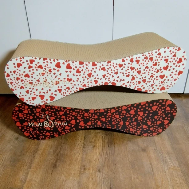 Katzenkratzer groß 70x23x24 cm schwarz mit Herzen, Katzenkratzer, Premium-Katzenkratzer, Premium-Katzenkratzer, umweltfreundlicher Katzenkratzer, Kratzbaum, Liebeskratzer, Herzkratzer